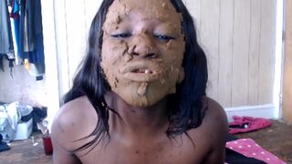 Ebony Girl Smears Shit on Her Face in Messy Solo Scrat